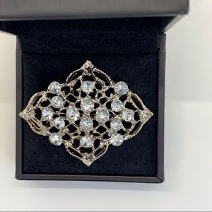 Vintage rhinestone brooch in silver.
